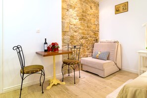 Traditionele studio, uitzicht op binnenplaats | Woonruimte | Een flatscreentelevisie