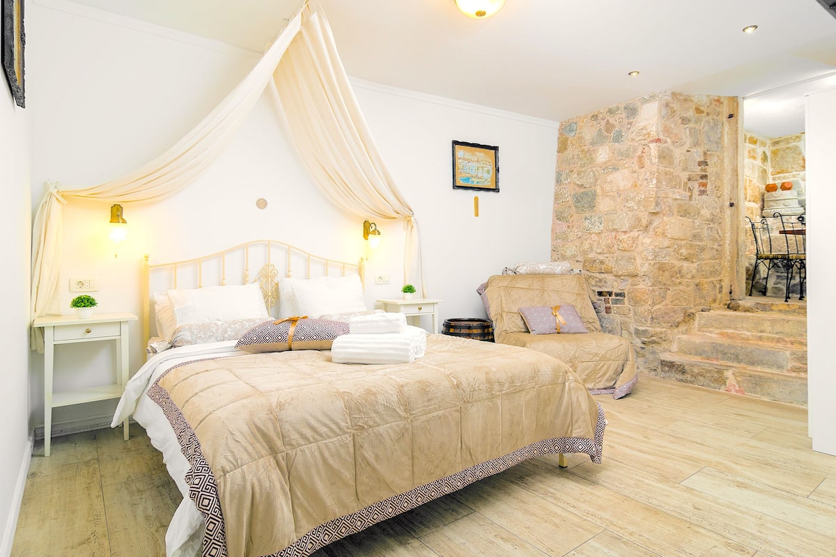 Royal Studio, Courtyard View