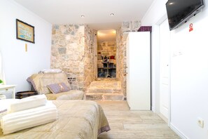 Studio – royal, bakgårdsutsikt | Safe på rommet, blendingsgardiner, lydisolert og strykejern/-brett