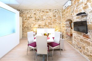 Luksusstudio | Oppholdsområde | Flatskjerm-TV