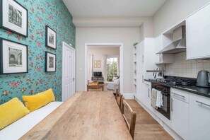 Fridge, oven, stovetop, dishwasher - Modern flat in the Victoria area (London)