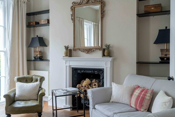 TV, offices - Modern flat in the Victoria area (London)