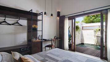 Luxury Villa | Minibar, in-room safe, desk, laptop workspace