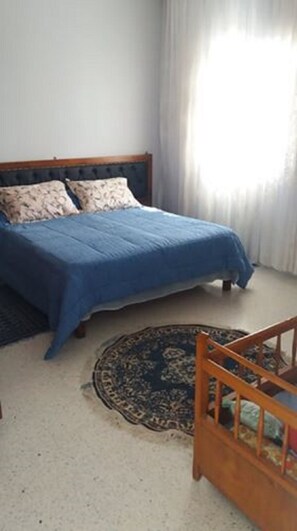 2 slaapkamers, een strijkplank/strijkijzer, reisbedje, gratis wifi