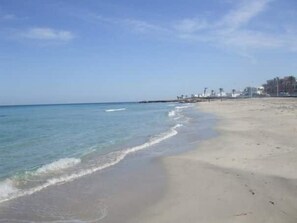 Una spiaggia nelle vicinanze