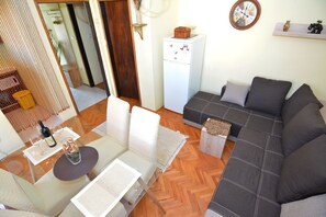 Family Apartment, Sea View | Living area