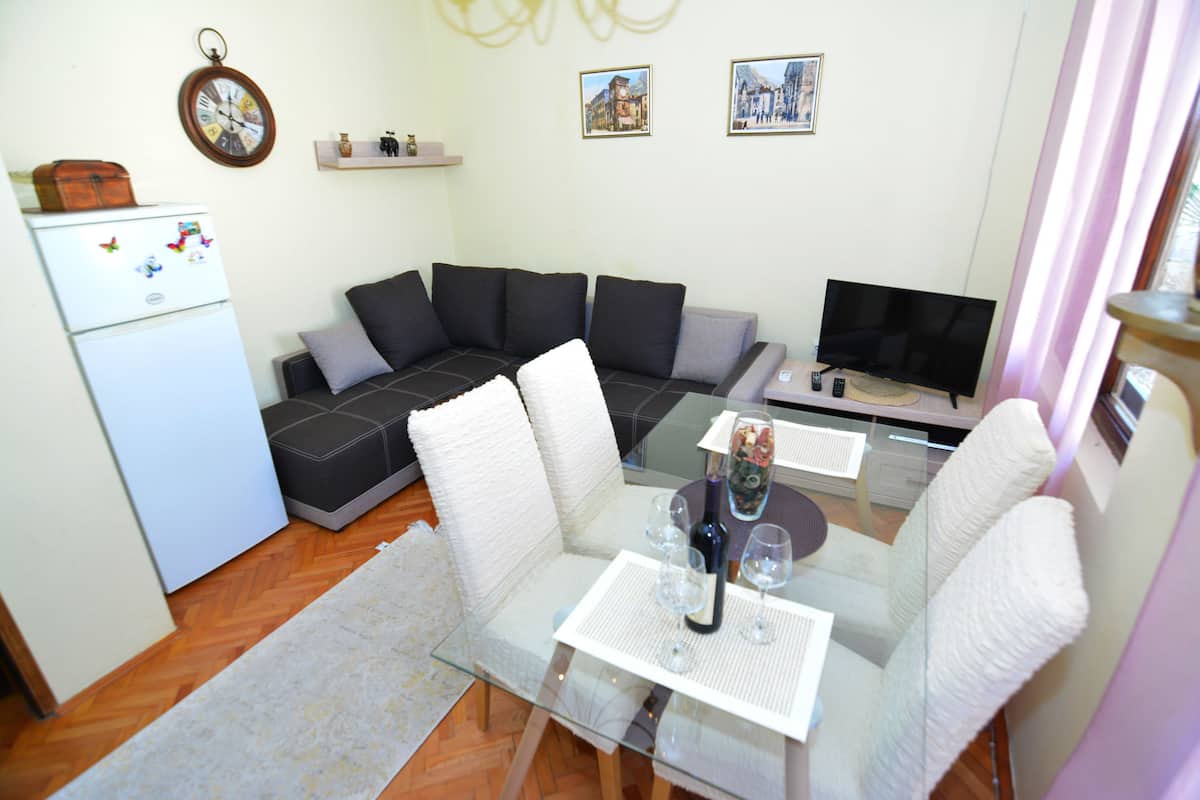 Family Apartment, Sea View | In-room dining
