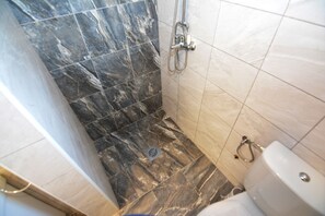 Classic-Apartment, Meerblick | Badezimmer | Dusche, kostenlose Toilettenartikel, Haartrockner, Handtücher
