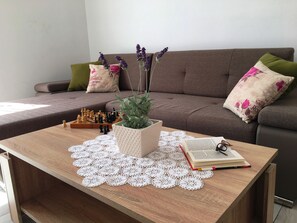 Family Apartment, Multiple Beds, Courtyard View | Living area