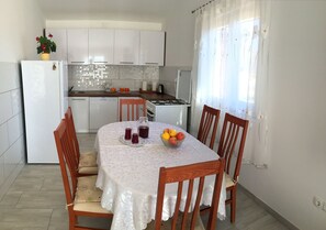 Familie appartement, Meerdere bedden, uitzicht op de binnenplaats | Privékeuken | Een koelkast met diepvriezer, een oven, een kookplaat, een vaatwasser