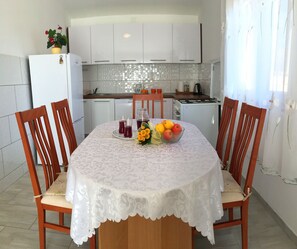 Familie appartement, Meerdere bedden, uitzicht op de binnenplaats | Privékeuken | Een koelkast met diepvriezer, een oven, een kookplaat, een vaatwasser