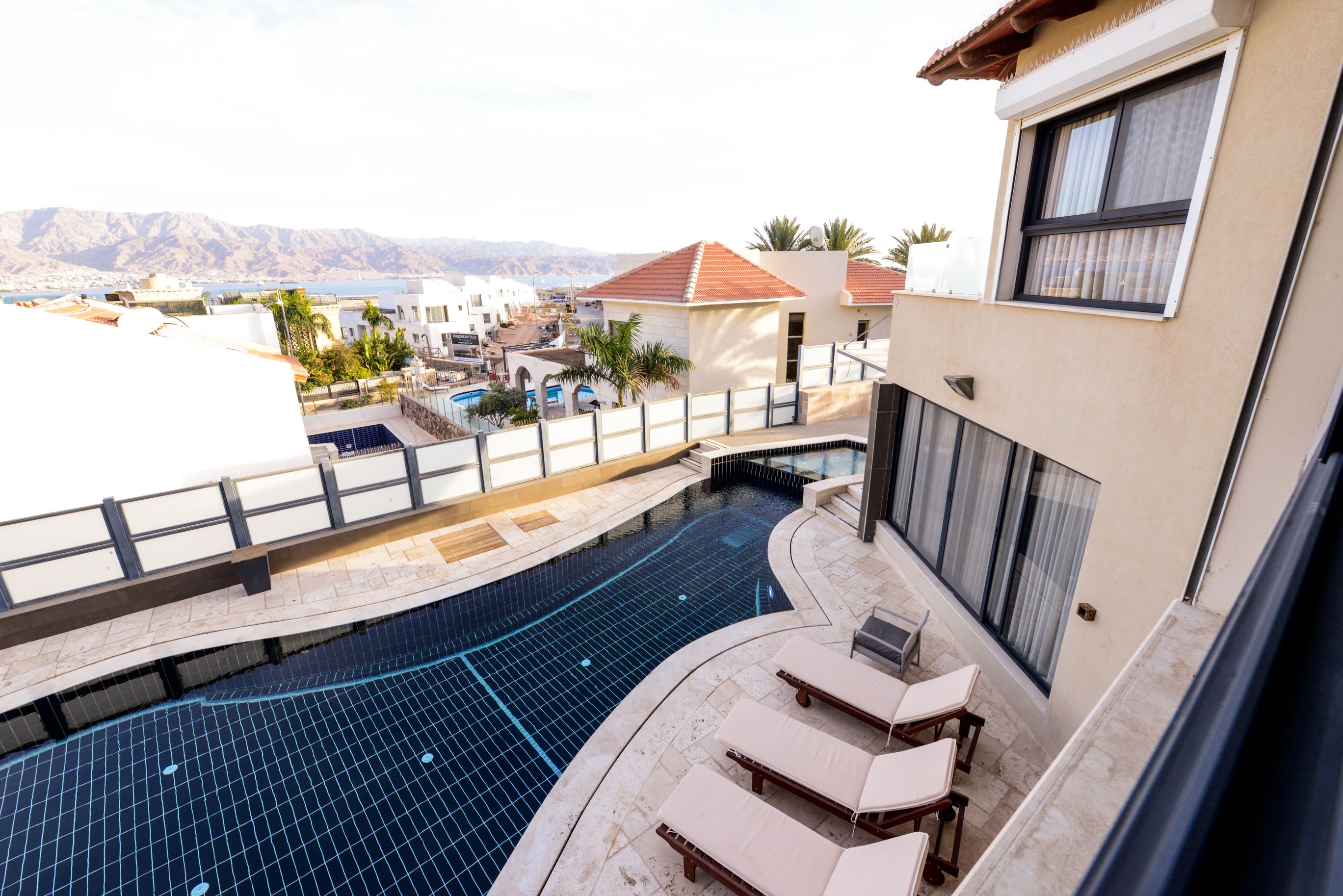 Una piscina al aire libre, una piscina climatizada