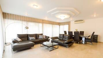 Villa Comfort, 4 camere da letto, vista spiaggia | Area soggiorno | TV a schermo piatto