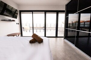 Comfort Villa, 4 Bedrooms, Beach View | Iron/ironing board, travel crib, free WiFi, bed sheets