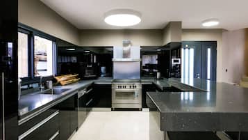 Villa Confort, 4 chambres, vue plage | Cuisine privée | Réfrigérateur, micro-ondes, four, plaque de cuisson
