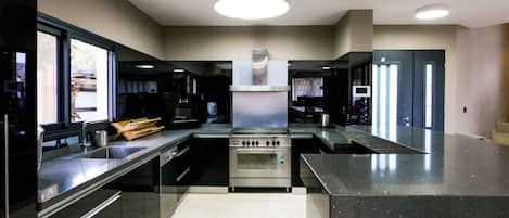 Comfort-huvila, 4 makuuhuonetta, rantanäköala | Yksityinen keittiö | Jääkaappi, mikroaaltouuni, uuni, liesi