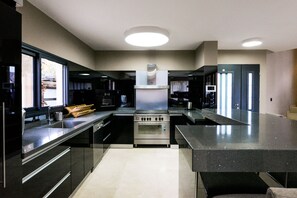 Vila Comfort, 4 kamar tidur, pemandangan pantai | Dapur pribadi | Lemari es, microwave, oven, dan kompor