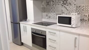 Een koelkast, een magnetron, een oven, een vaatwasser