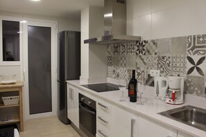 Kjøleskap, mikrobølgeovn, ovn og oppvaskmaskin