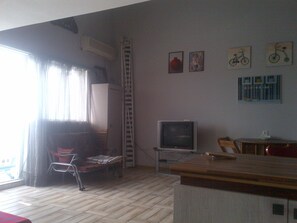 Televisión, libros y biblioteca musical 