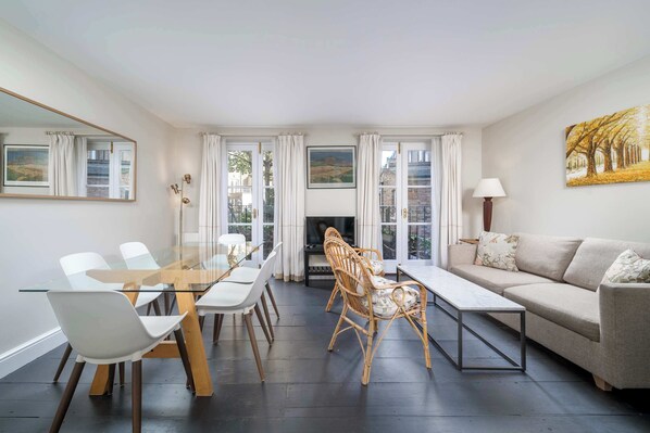 Een televisie en een kantoor