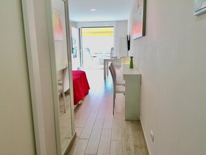 Een strijkplank/strijkijzer, internet, beddengoed