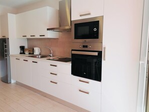 Een koelkast, een microgolfoven, een oven