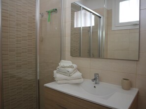 Shower, hair dryer, towels - Sun View Holiday Home (Los Cristianos)