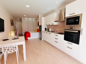 Een koelkast, een microgolfoven, een oven