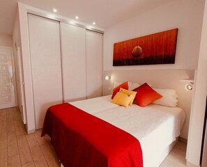 Tabla de planchar con plancha, internet y ropa de cama