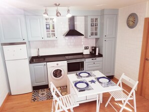 Fridge, microwave, oven, stovetop - Tourist apartment La Muralla de Llanes (Llanes)