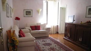 A living room with a sofa, a rug, and a cabinet. - Elisabetta Rapallo's house (Rapallo)