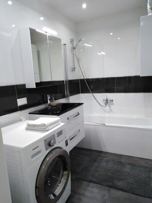 Appartement Standard, 1 grand lit, vue sur la ville | Salle de bain | Douche, serviettes fournies