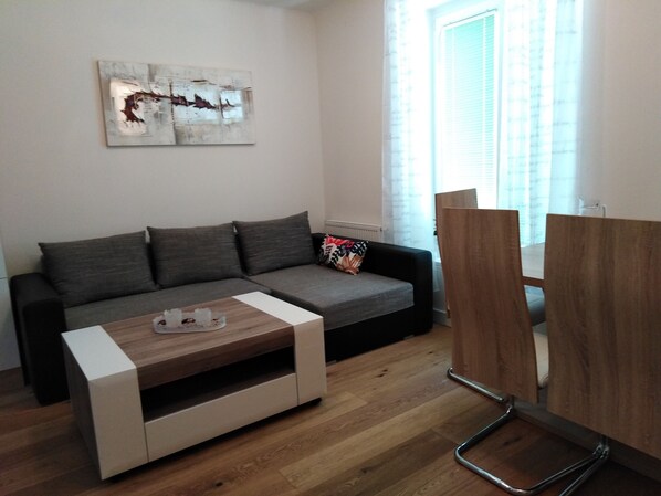 Standard-Apartment, 1 Queen-Bett, Stadtblick | Wohnbereich