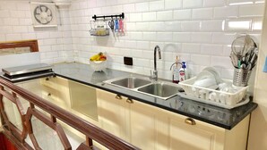 Shared microwave - Khai's Homestay - Hostel (Hanoi)