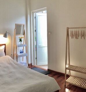 Phòng đơn cơ bản, 1 giường cỡ queen | Bộ đồ giường kháng dị ứng, chăn bông, màn/rèm cản sáng 