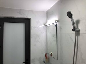 Shower, hydromassage showerhead, designer toiletries, hair dryer - Khai's Homestay - Hostel (Hanoi)