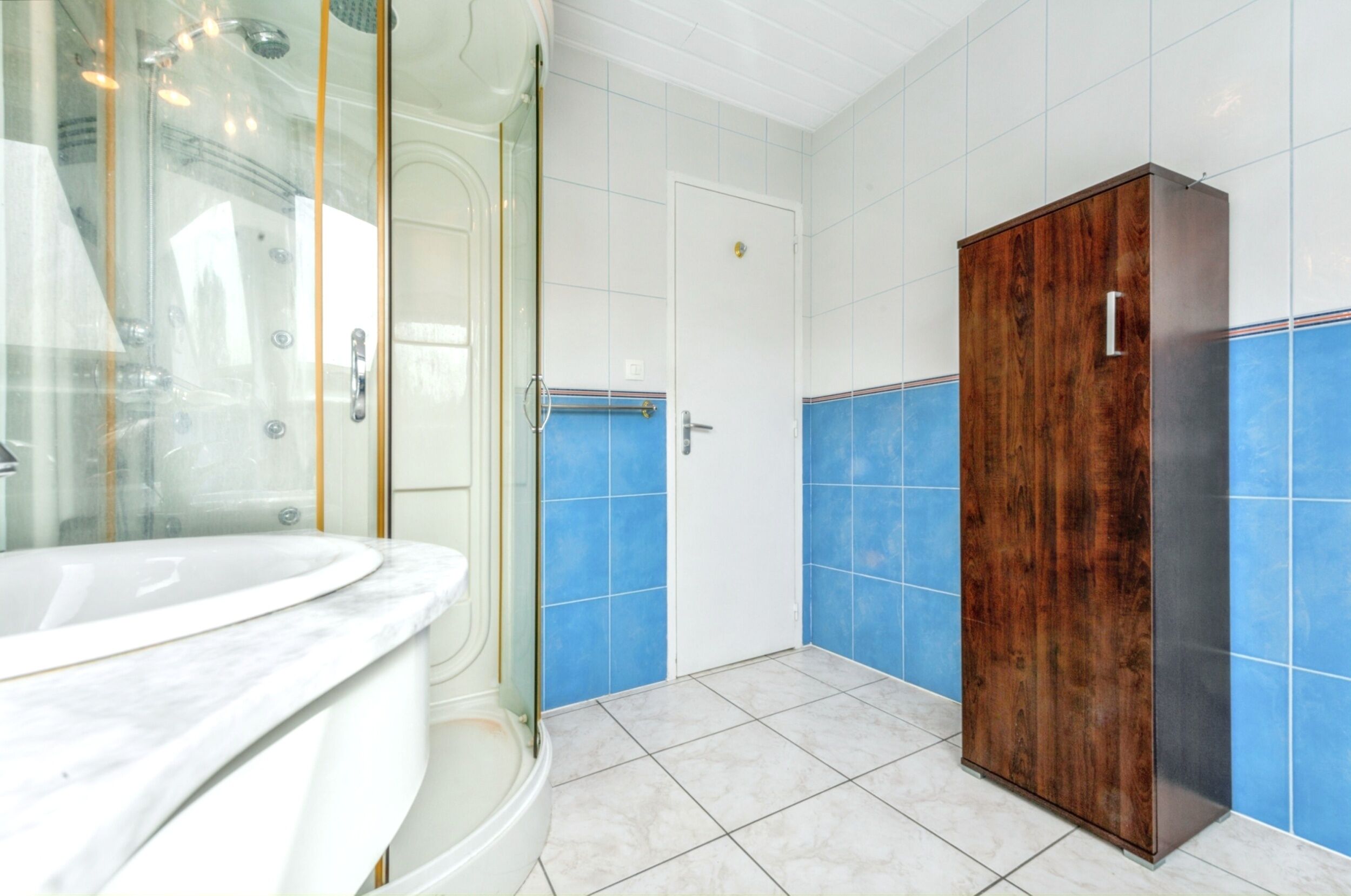Douche, serviettes fournies