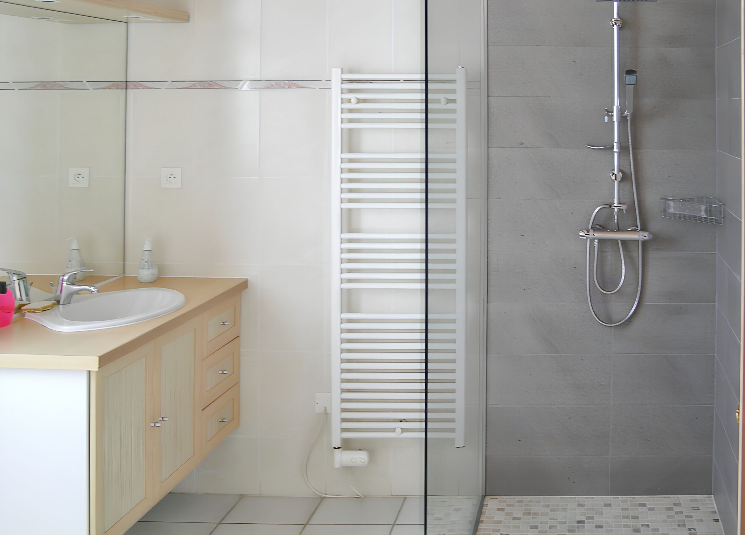 Een douche, handdoeken