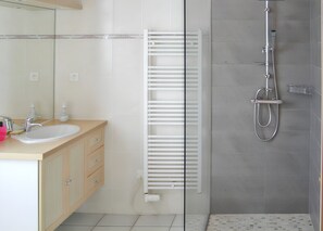 Een douche, handdoeken
