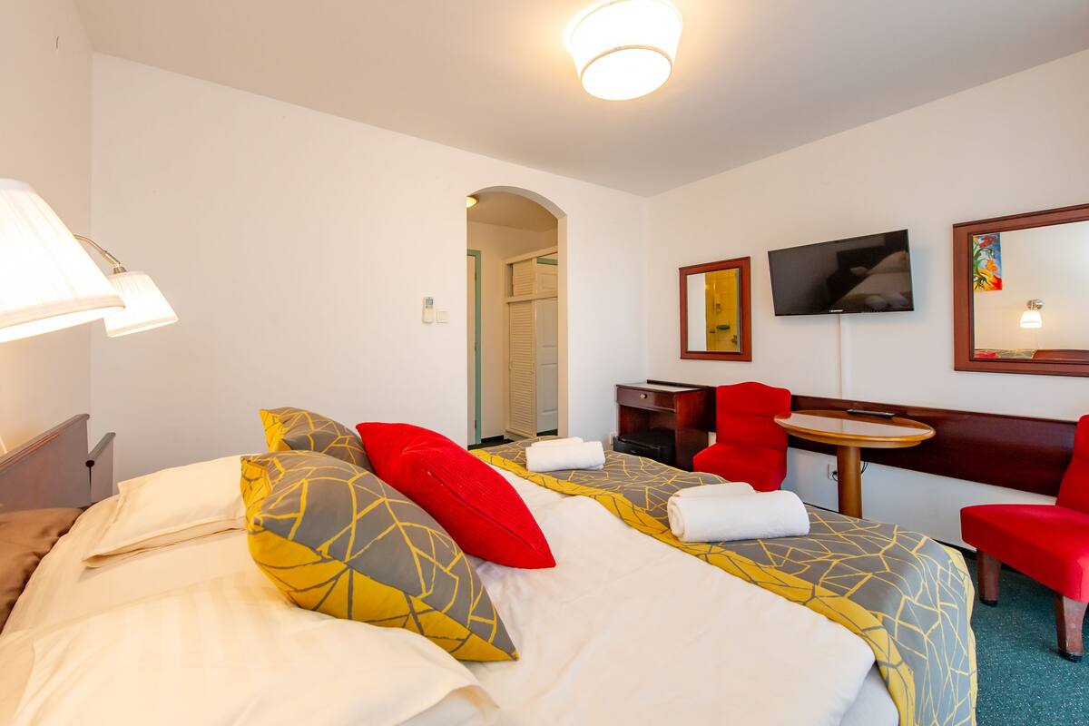 In-room safe, WiFi (free), bed sheets