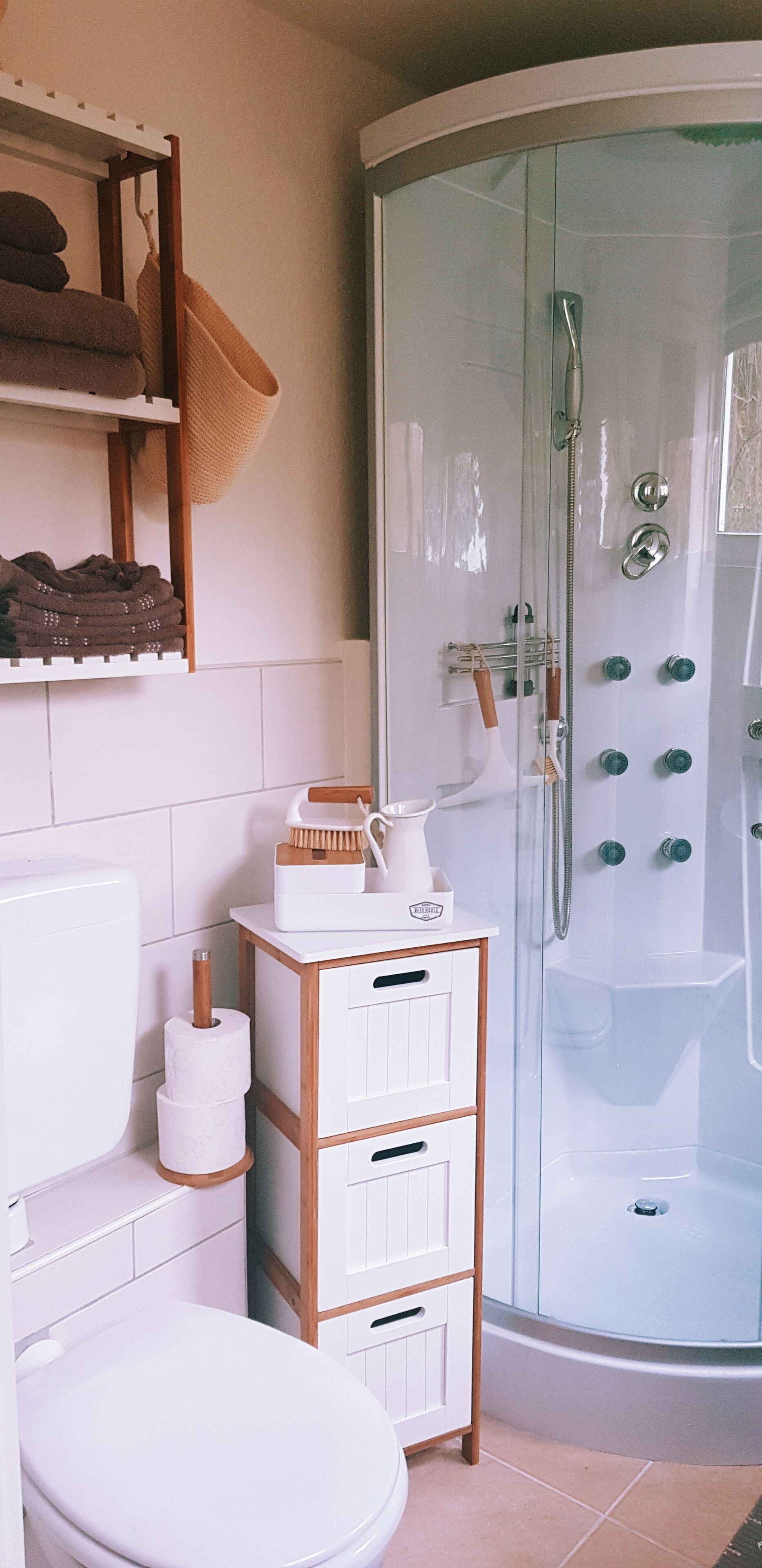 Douche, sèche-cheveux, serviettes fournies, savon