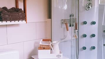 Douche, sĂšche-cheveux, serviettes fournies, savon
