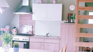 Kjøleskap, mikrobølgeovn, ovn og kokeplater