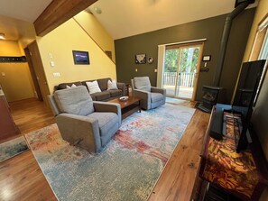 Tv, dvd-spelare, bordsfotboll och böcker