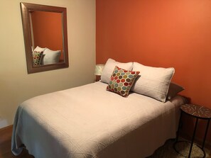2 slaapkamers, een bureau, een strijkplank/strijkijzer, gratis wifi