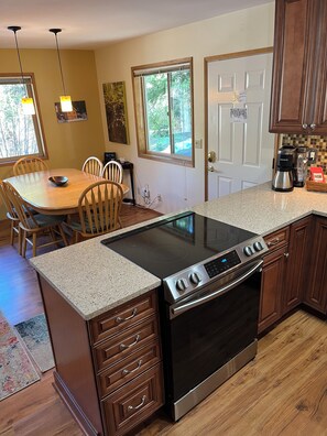 Kylskåp, mikrovågsugn, ugn och spishäll