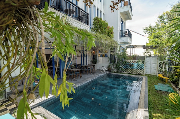 Piscine extérieure, chaises longues