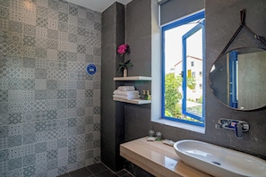 Articles de toilette gratuits, sĂšche-cheveux, peignoirs, chaussons