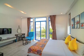 Kahden hengen deluxe-huone, parveke | Ylelliset vuodevaatteet, minibaari, tallelokero huoneessa, työpöytä